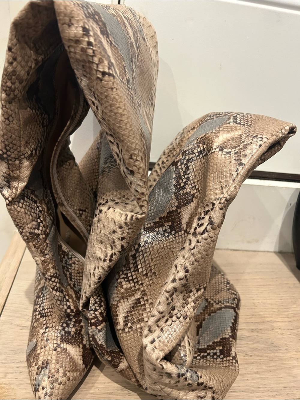 Snake-Print Reptile Pet Habitat Hide - Beige Brown